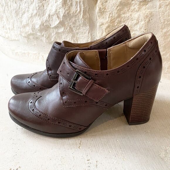 Clarks Ciera Tide' Bootie Brown Leather Wingtip Slip On Ankle Boot Size 8.5 - Picture 1 of 8